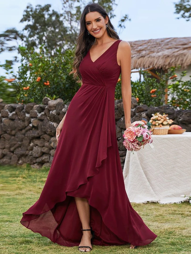 Robe de demoiselle d'honneur à volants hauts et bas col en V avec plis à la taille