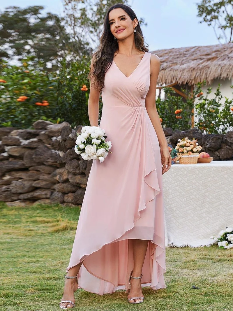Robe de demoiselle d'honneur à volants hauts et bas col en V avec plis à la taille