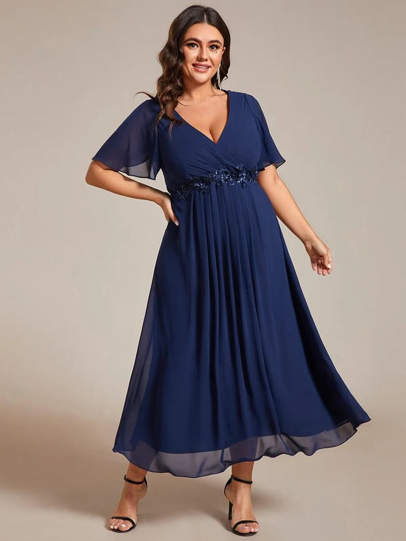 pretty DAHLIA|Robe d'invité de mariage mi-longue en mousseline de soie à col en V de grande taille avec applique à la taille