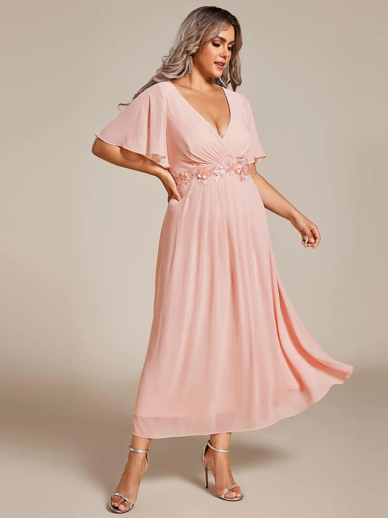 pretty DAHLIA|Robe d'invité de mariage mi-longue en mousseline de soie à col en V de grande taille avec applique à la taille