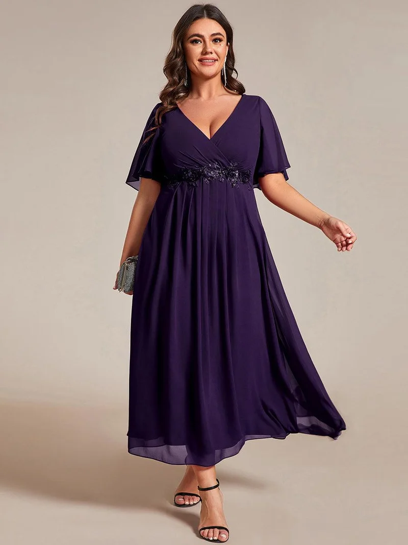 pretty DAHLIA|Robe d'invité de mariage mi-longue en mousseline de soie à col en V de grande taille avec applique à la taille