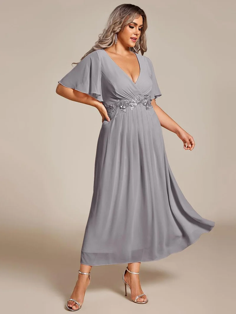 pretty DAHLIA|Robe d'invité de mariage mi-longue en mousseline de soie à col en V de grande taille avec applique à la taille