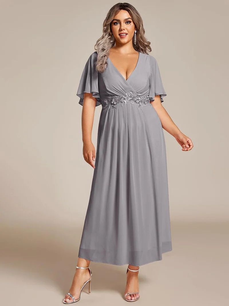pretty DAHLIA|Robe d'invité de mariage mi-longue en mousseline de soie à col en V de grande taille avec applique à la taille