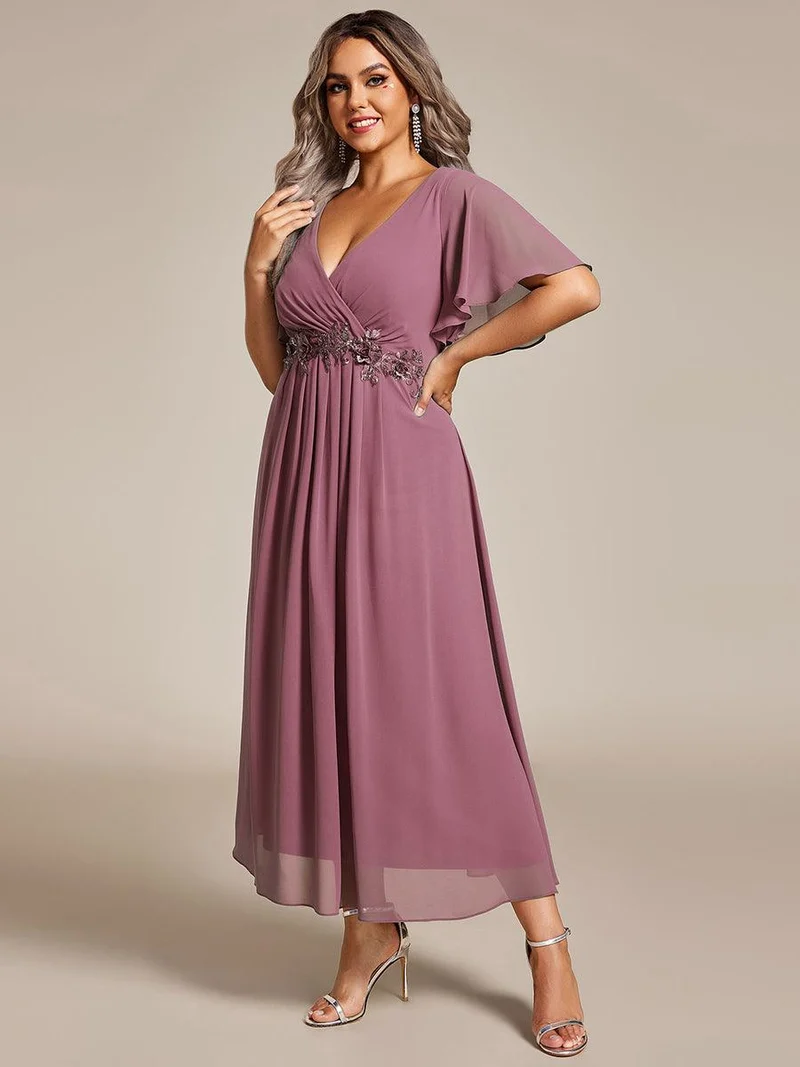 pretty DAHLIA|Robe d'invité de mariage mi-longue en mousseline de soie à col en V de grande taille avec applique à la taille