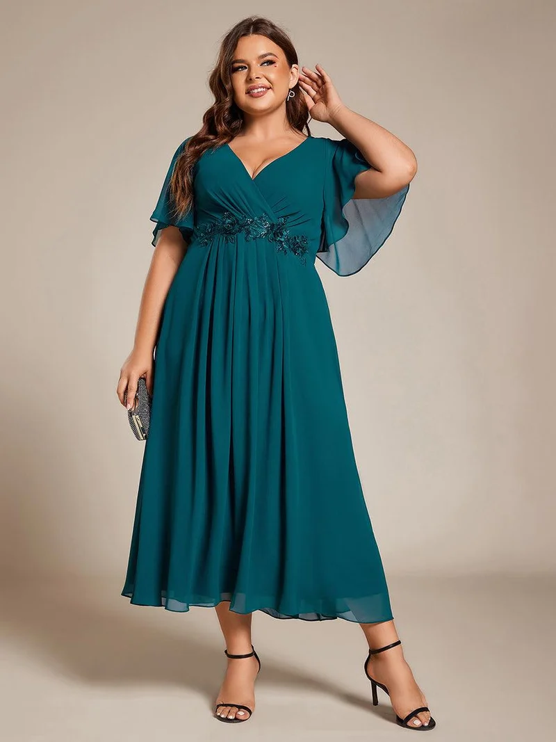 pretty DAHLIA|Robe d'invité de mariage mi-longue en mousseline de soie à col en V de grande taille avec applique à la taille