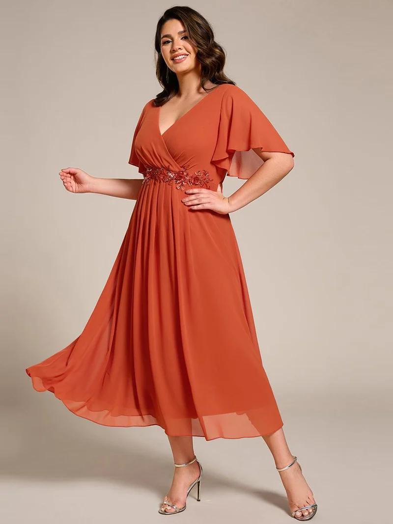 pretty DAHLIA|Robe d'invité de mariage mi-longue en mousseline de soie à col en V de grande taille avec applique à la taille