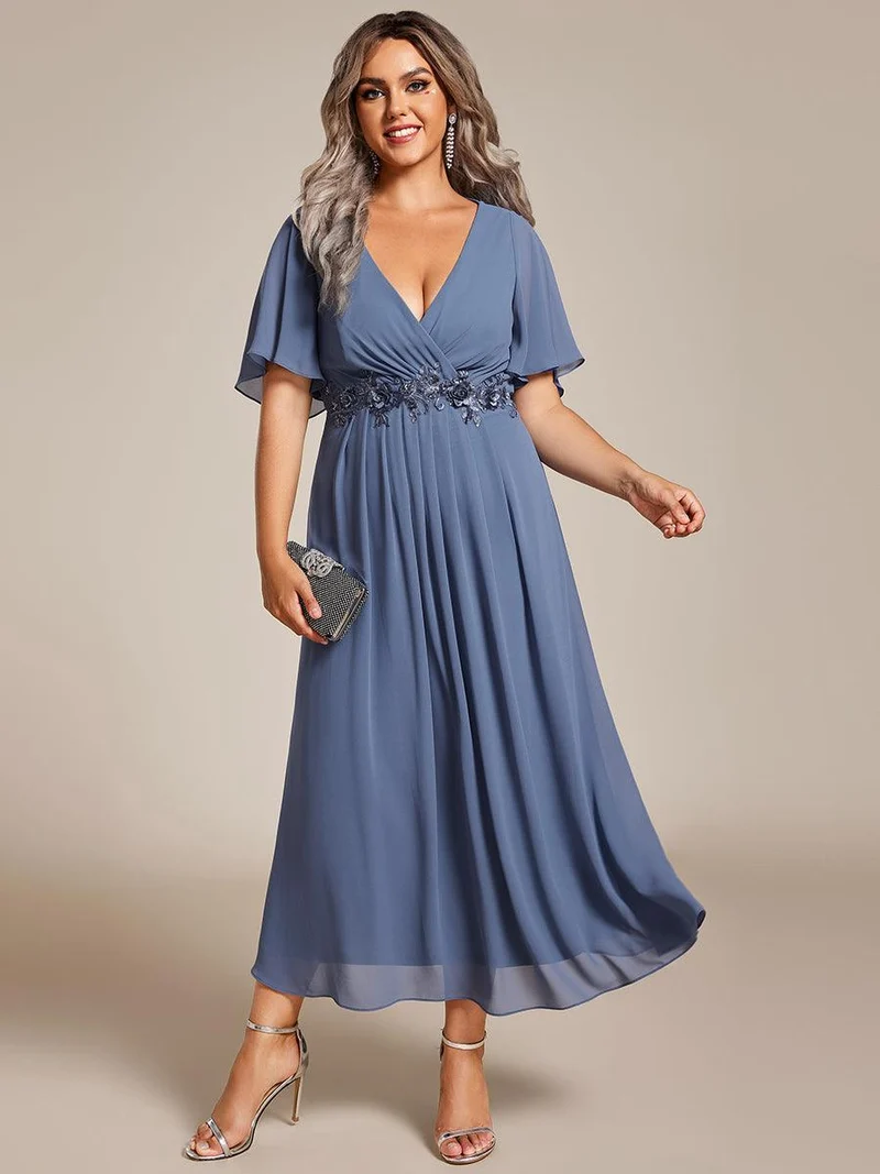 pretty DAHLIA|Robe d'invité de mariage mi-longue en mousseline de soie à col en V de grande taille avec applique à la taille