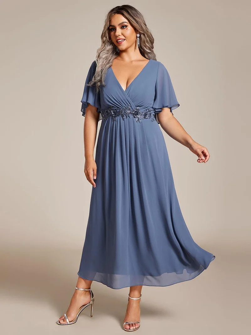 pretty DAHLIA|Robe d'invité de mariage mi-longue en mousseline de soie à col en V de grande taille avec applique à la taille