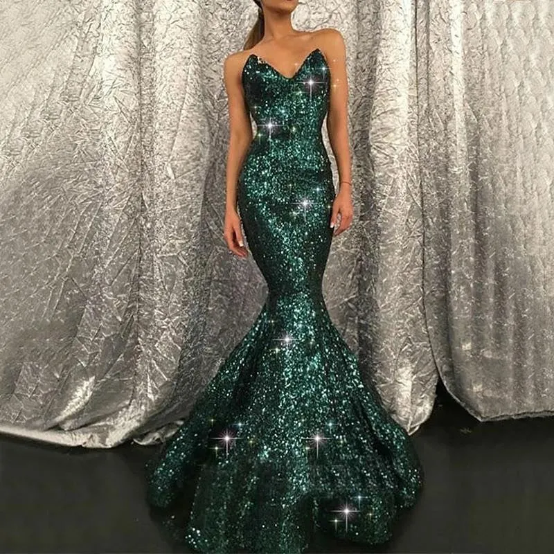 Robe de bal sirène vert foncé scintillante à décolleté en cœur et ornements en paillettes