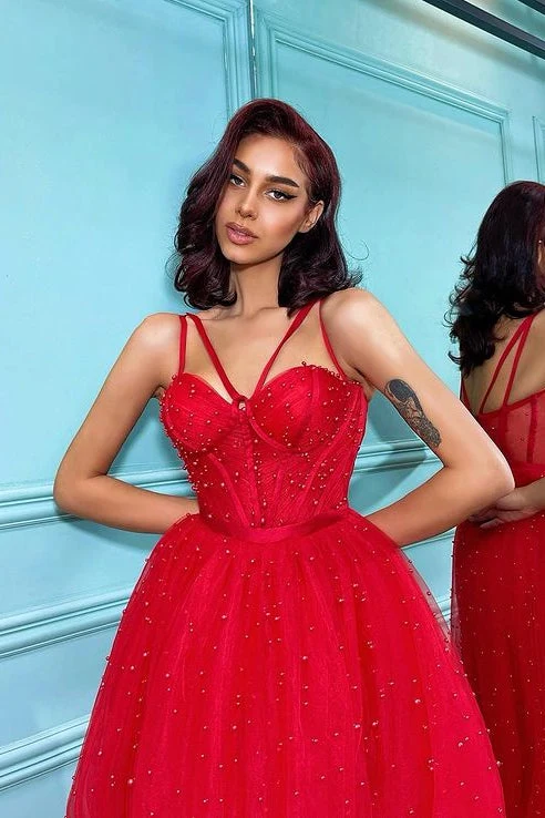 Robe de bal élégante en tulle rouge à bretelles fines ornée de perles délicates pour les occasions spéciales