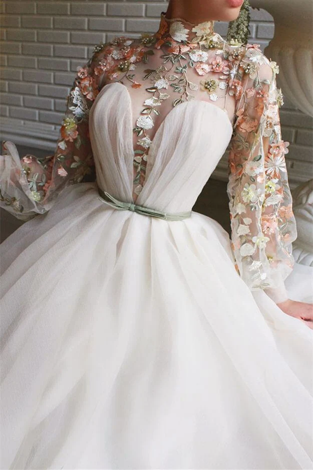 Robe de soirée sirène blanche élégante à col haut, manches longues et détails floraux
