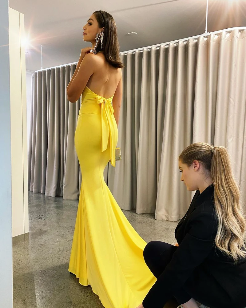 Robe de soirée sirène jaune élégante dos nu : parfaite pour les bals de fin d'année et les occasions formelles