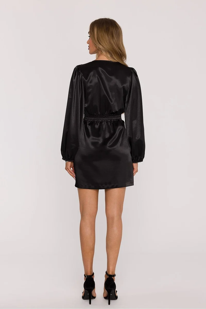 Robe courte satinée noire manches longues