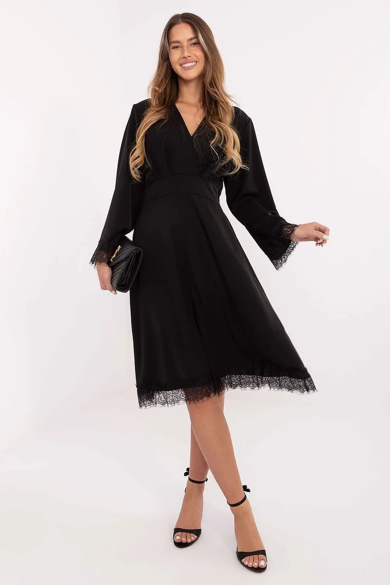 Robe noire élégante manches longues finition dentelle