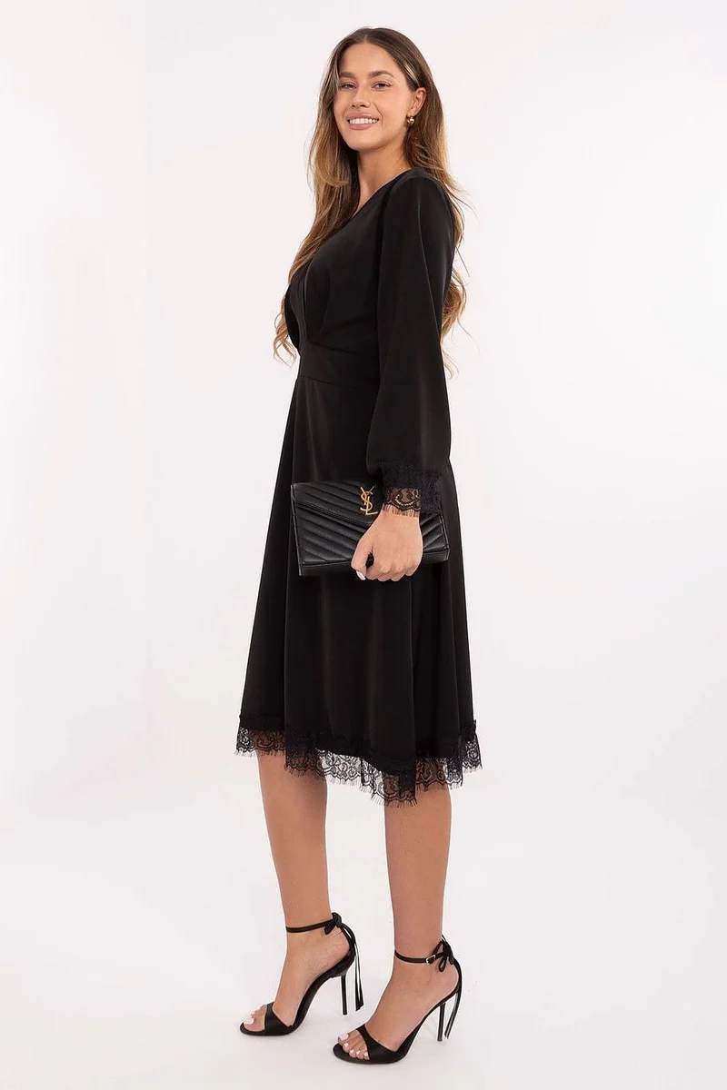Robe noire élégante manches longues finition dentelle