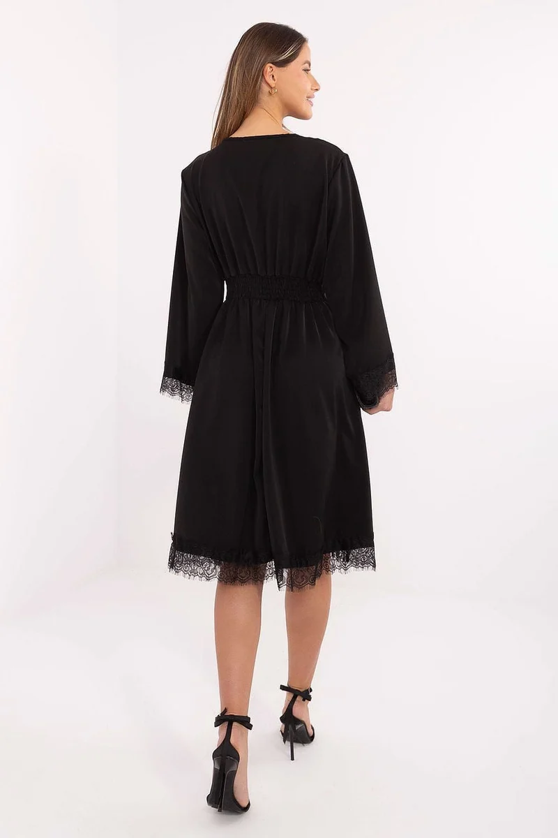 Robe noire élégante manches longues finition dentelle