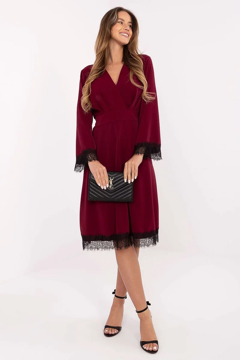 Robe de cocktail bordeaux chic finitions en dentelle