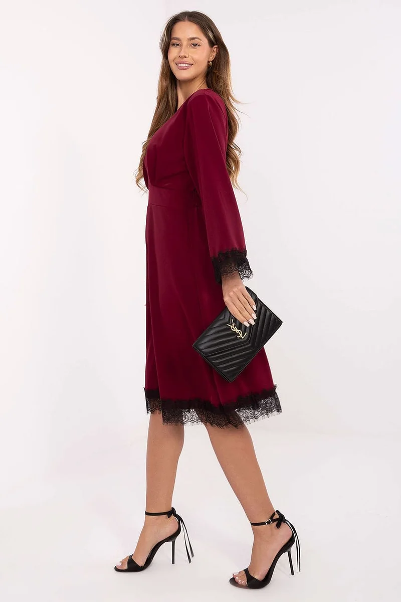 Robe de cocktail bordeaux chic finitions en dentelle