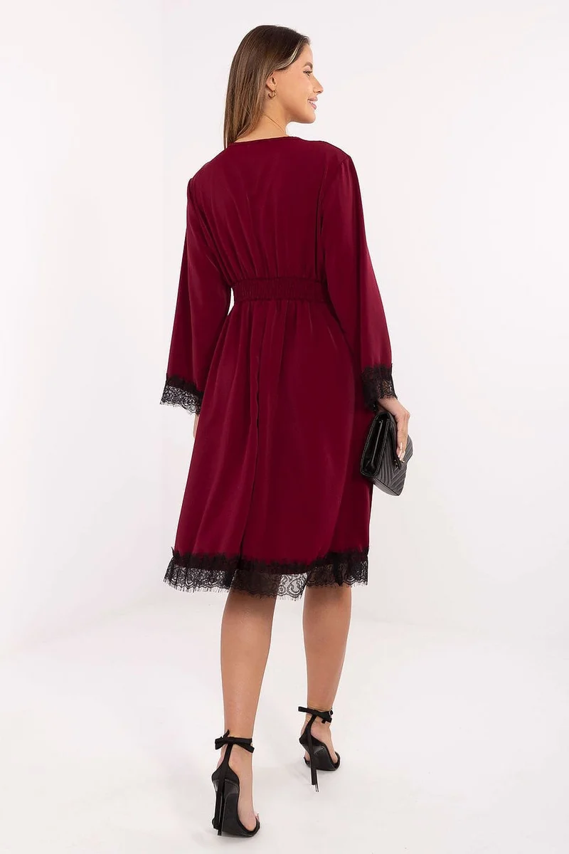Robe de cocktail bordeaux chic finitions en dentelle