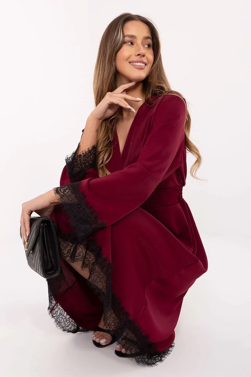 Robe de cocktail bordeaux chic finitions en dentelle