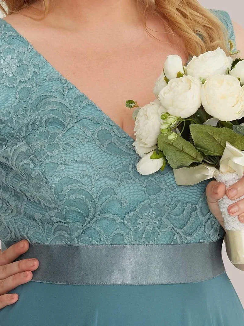 pretty COSTA|Robe de demoiselle d'honneur en dentelle et en mousseline de soie à col en V de grande taille