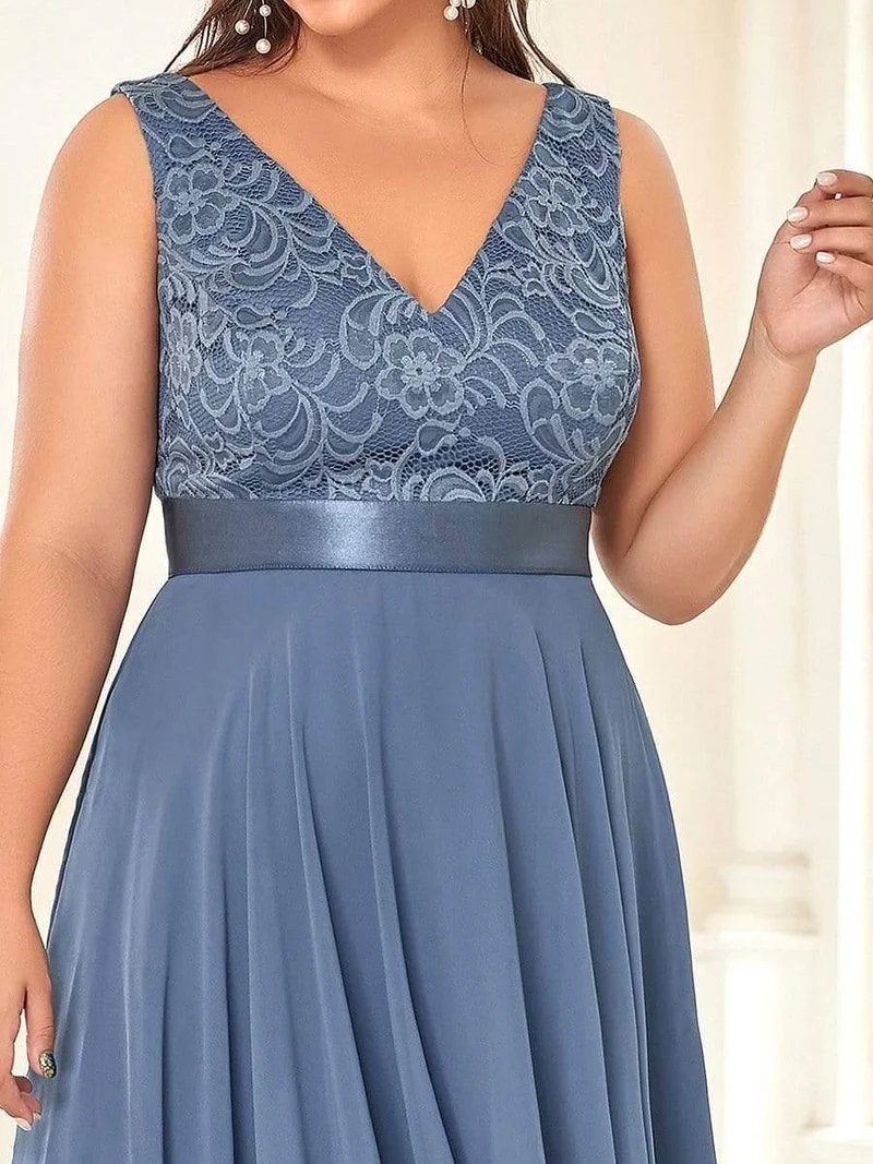 pretty COSTA|Robe de demoiselle d'honneur en dentelle et en mousseline de soie à col en V de grande taille
