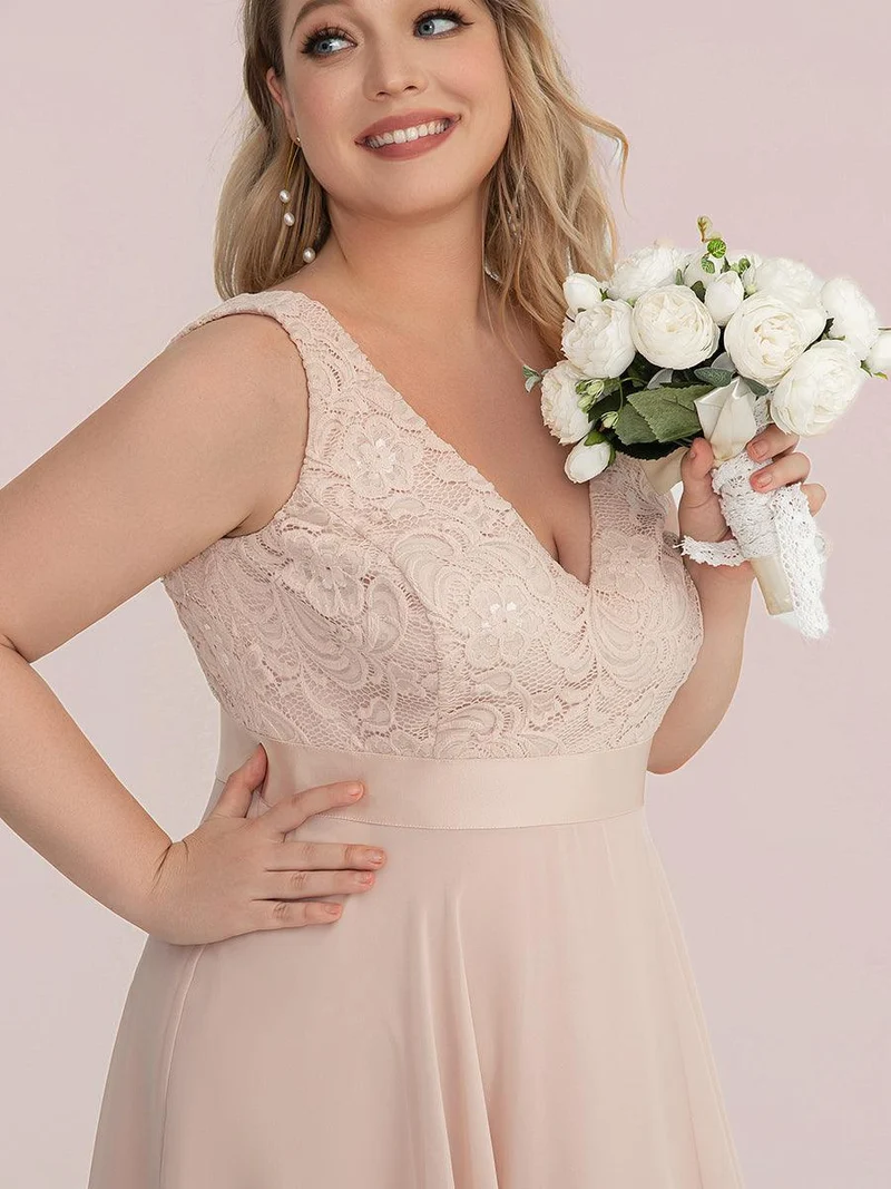 pretty COSTA|Robe de demoiselle d'honneur en dentelle et en mousseline de soie à col en V de grande taille