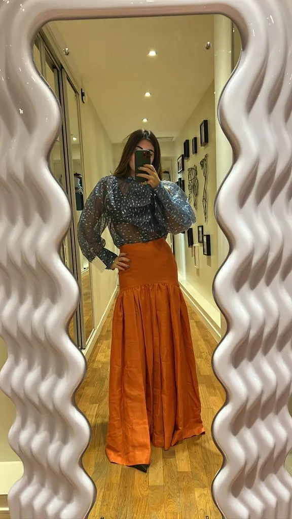 Chemisier en organza avec noeud et bijoux incrusté.
