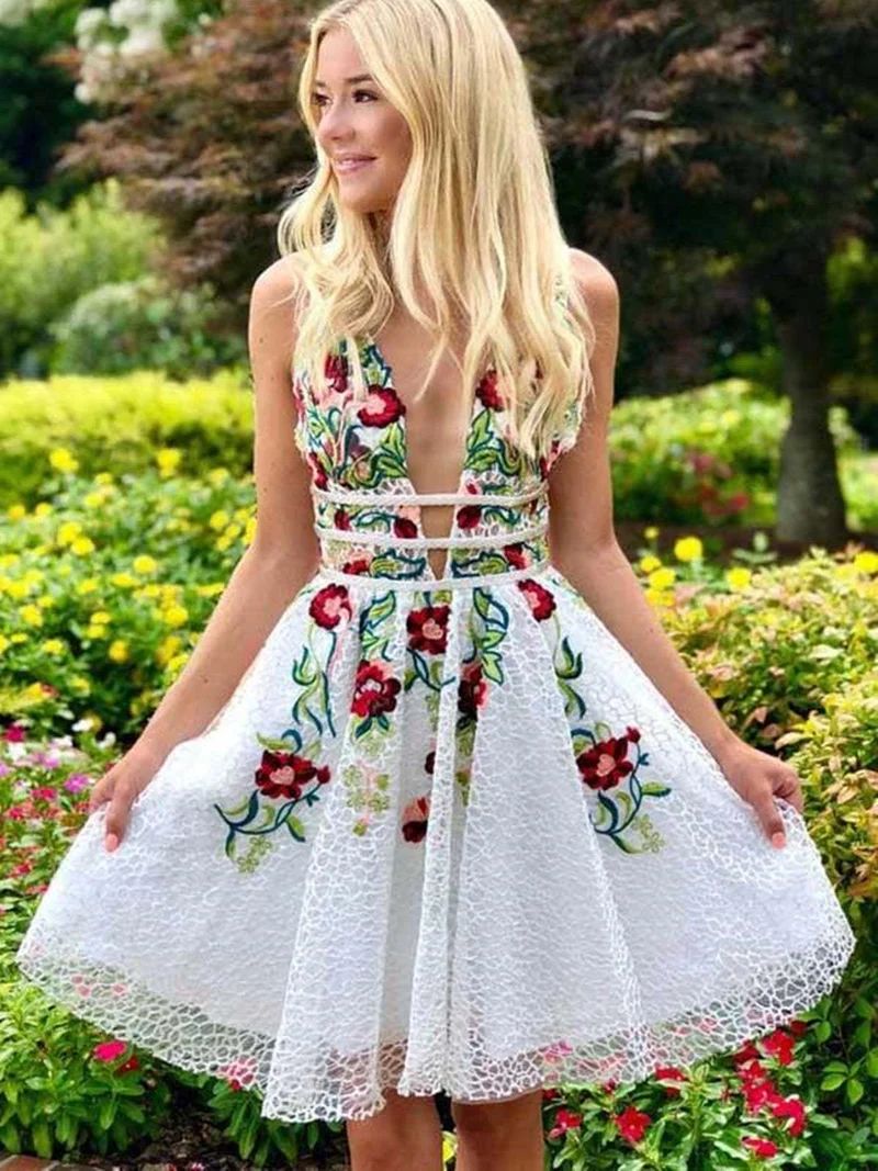 Robe de bal courte élégante en dentelle blanche à col en V et dos nu, ornée de perles et d'appliques florales
