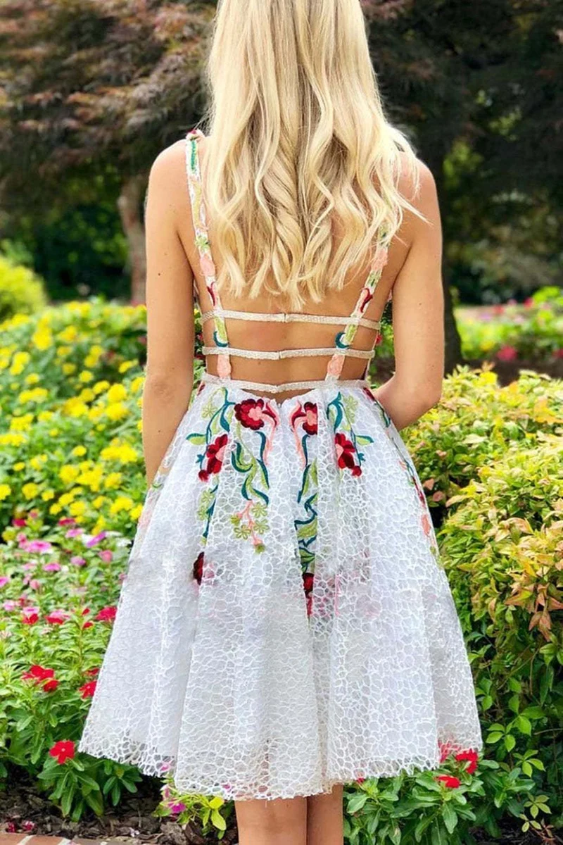 Robe de bal courte élégante en dentelle blanche à col en V et dos nu, ornée de perles et d'appliques florales