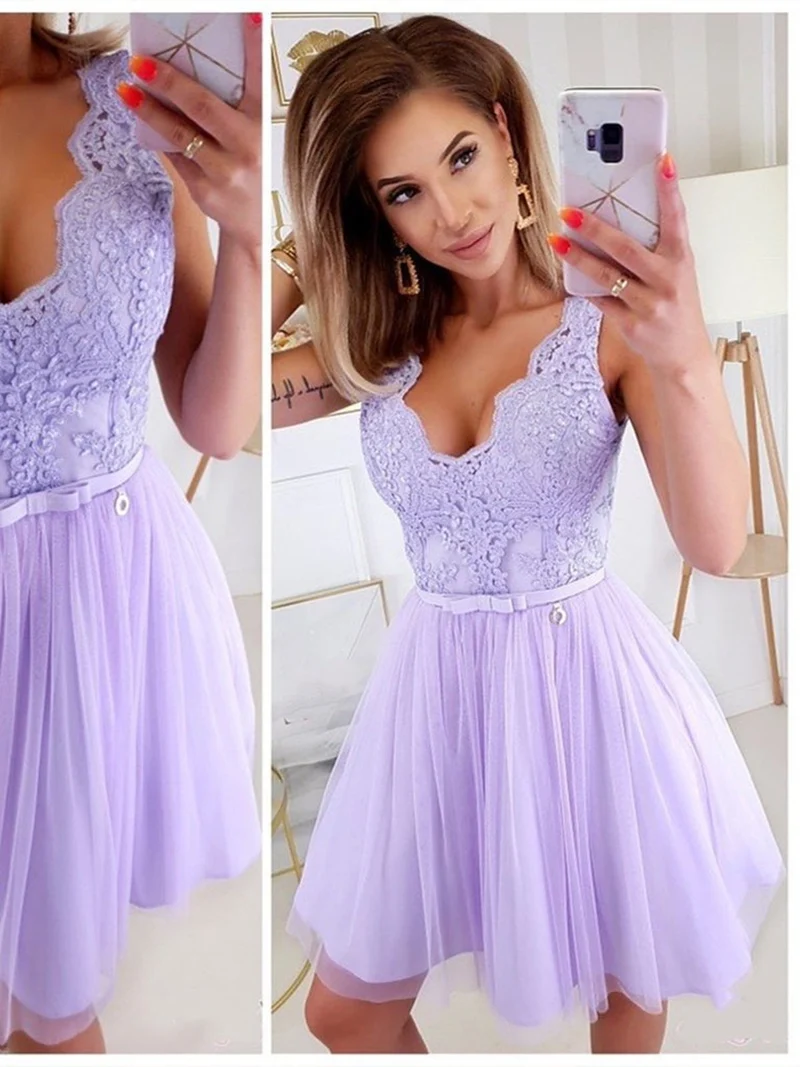 Robe de bal courte élégante en dentelle violette à col en V pour le retour à la maison et la remise des diplômes
