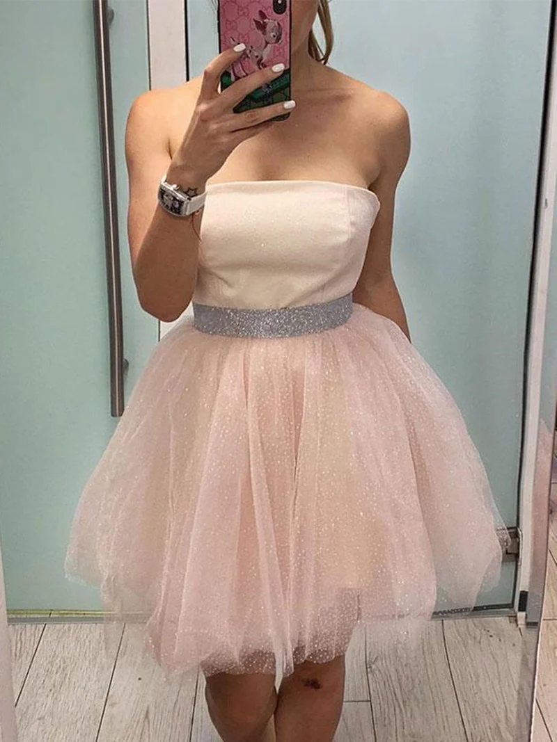 Robe de bal de fin d'année princesse courte en tulle rose, sans bretelles, avec ceinture, pour une soirée de remise de diplômes officielle