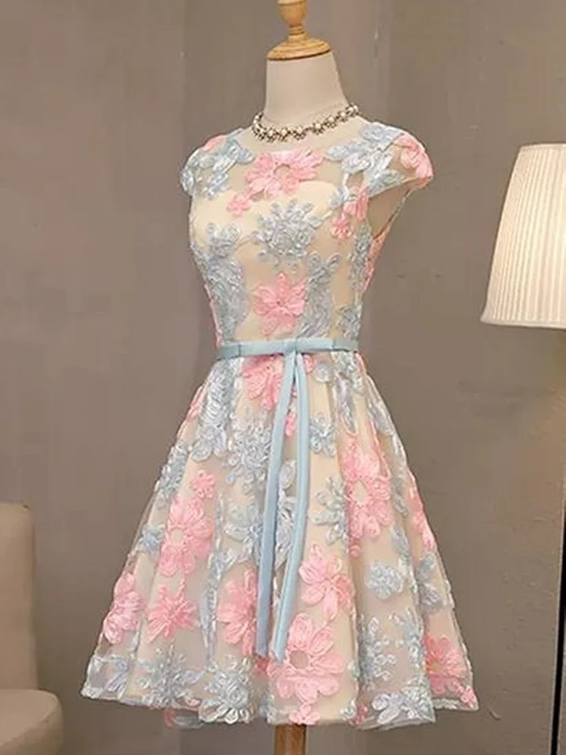 Robe de bal courte en dentelle, élégante, col rond, manches courtes, pour soirées formelles et de rentrée