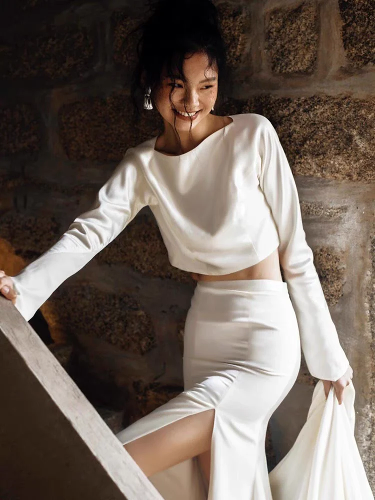 Robe de mariée décontractée en soie deux pièces avec manches longues et fente latérale