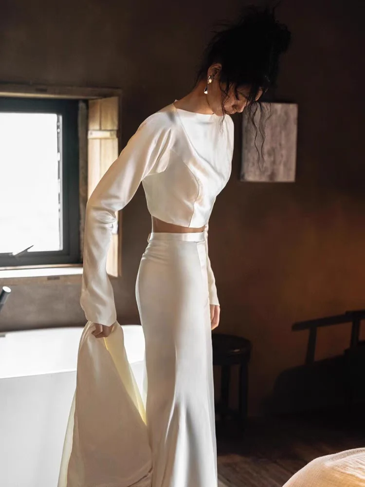 Robe de mariée décontractée en soie deux pièces avec manches longues et fente latérale