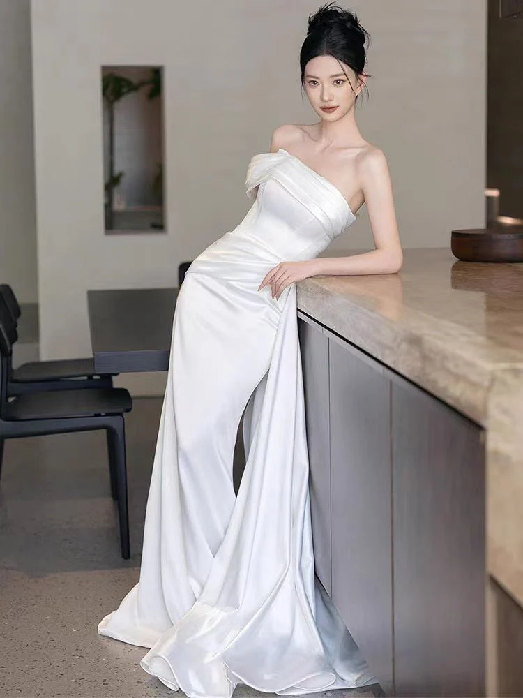 Robe de mariée bustier en satin de soie avec drapé