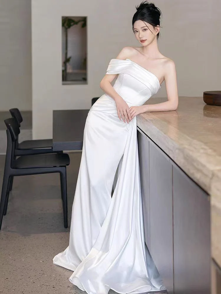 Robe de mariée bustier en satin de soie avec drapé
