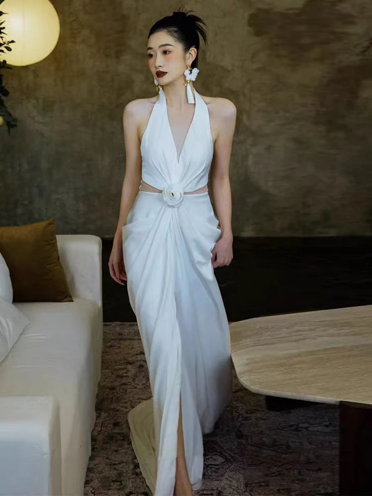 Robe de mariée en mousseline de soie à col licou et dos nu avec fleur délicate