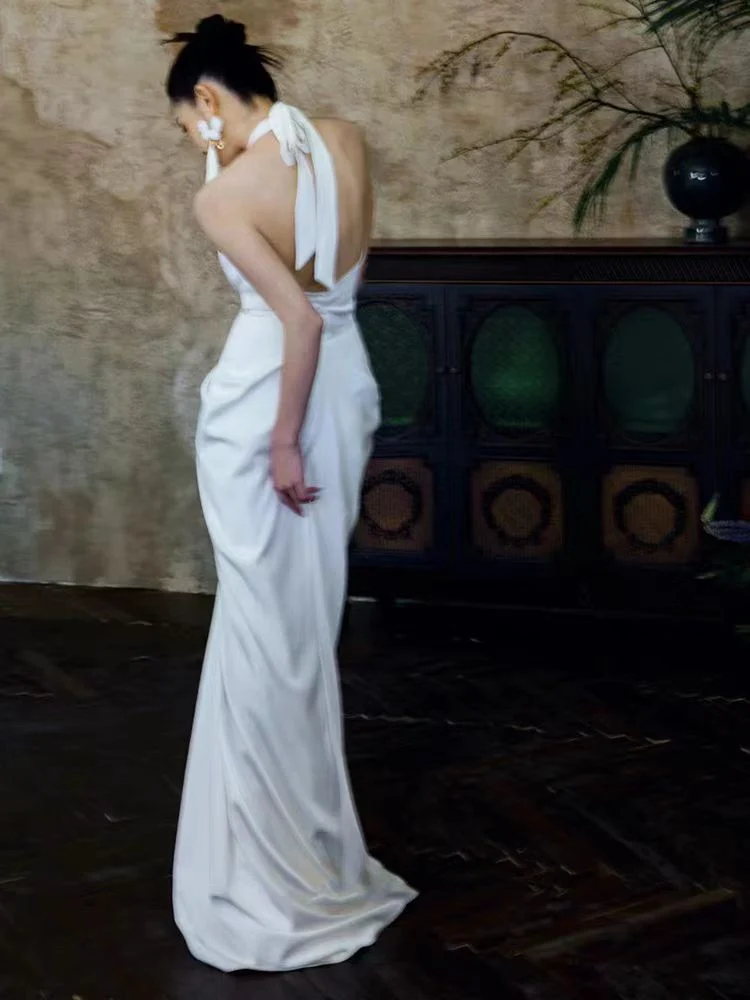 Robe de mariée en mousseline de soie à col licou et dos nu avec fleur délicate
