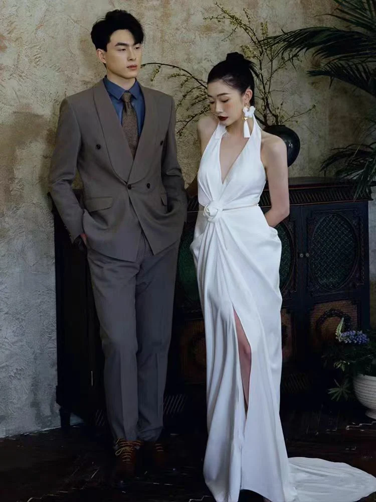 Robe de mariée en mousseline de soie à col licou et dos nu avec fleur délicate