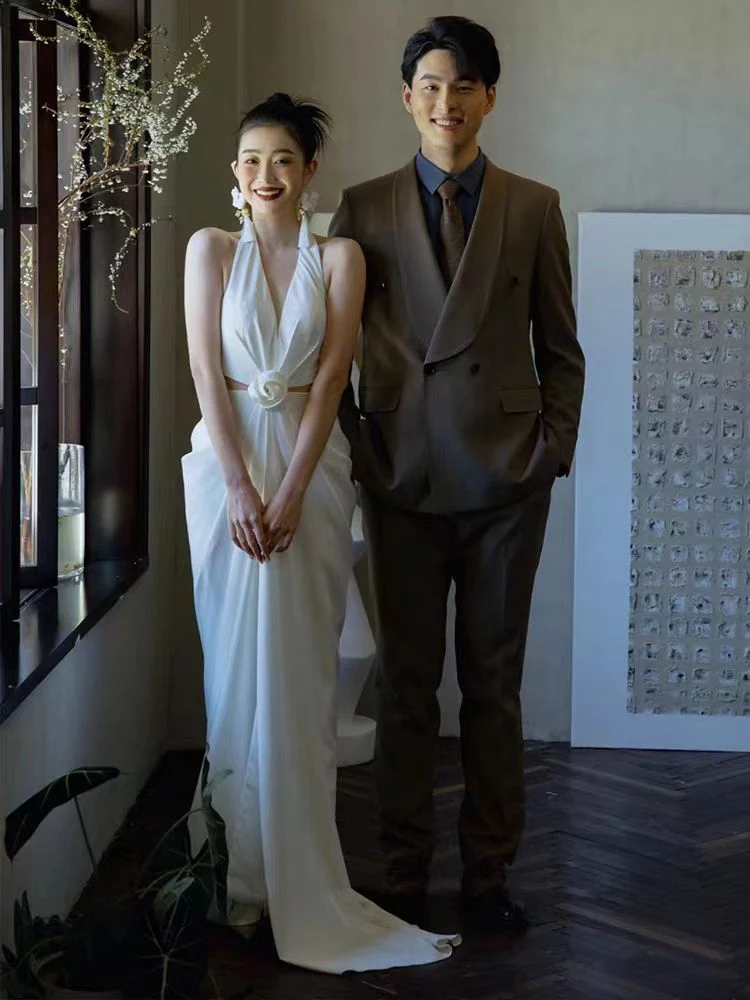 Robe de mariée en mousseline de soie à col licou et dos nu avec fleur délicate