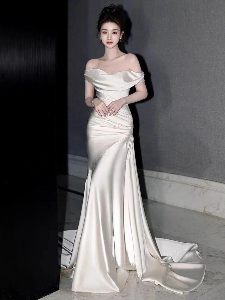 Robe de mariée en pure soie, coupe ajustée et évasée, épaules dénudées, avec traîne