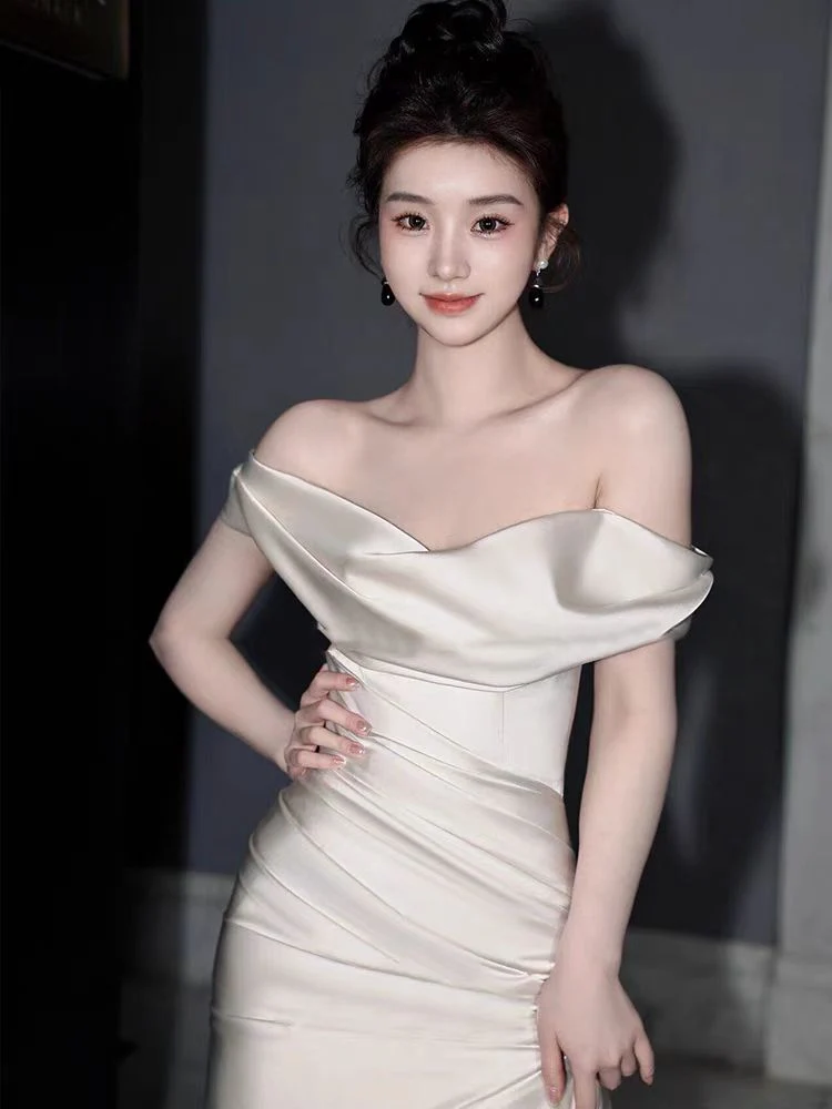 Robe de mariée en pure soie, coupe ajustée et évasée, épaules dénudées, avec traîne