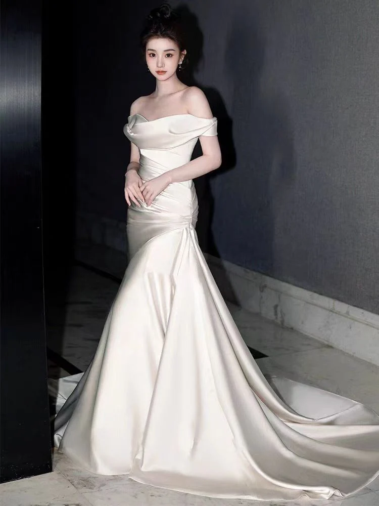 Robe de mariée en pure soie, coupe ajustée et évasée, épaules dénudées, avec traîne