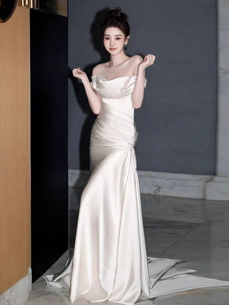 Robe de mariée en pure soie, coupe ajustée et évasée, épaules dénudées, avec traîne
