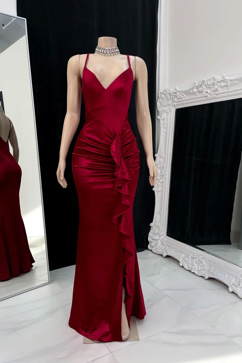 Robe de bal élégante bordeaux à bretelles spaghetti et fente latérale plissée