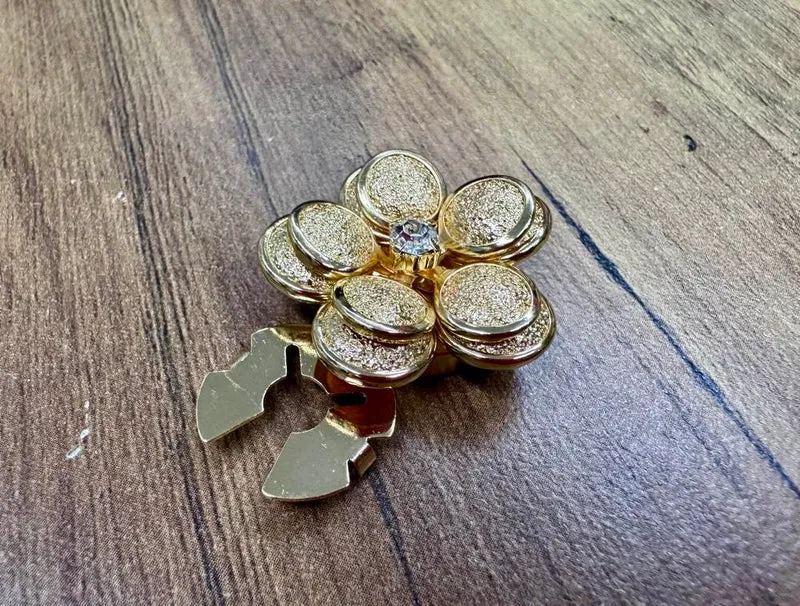 Clip cache bouton Flower