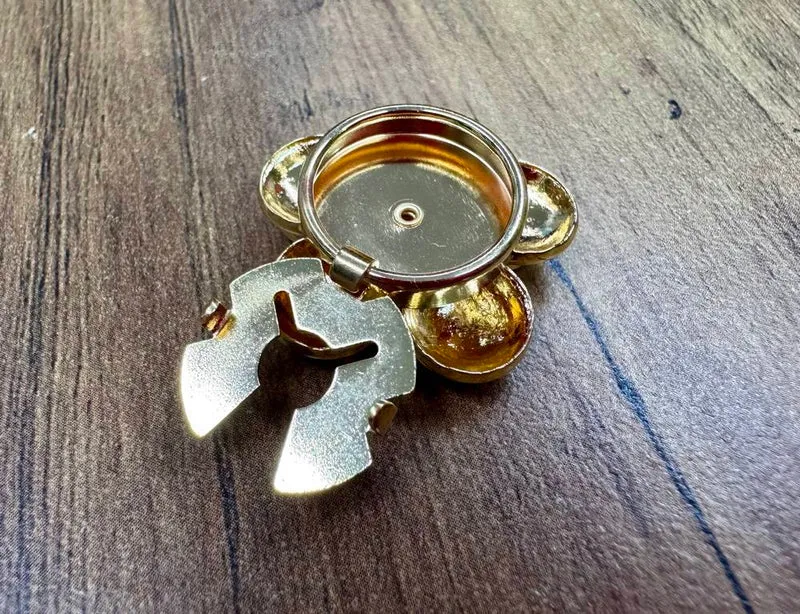 Clip cache bouton Flower