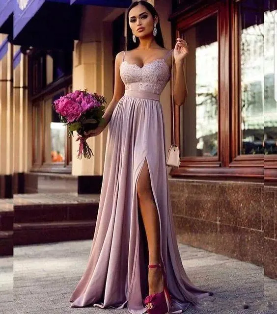 Robe de bal élégante en dentelle rose à bretelles spaghetti, en mousseline fluide, décolleté en cœur, robe longue