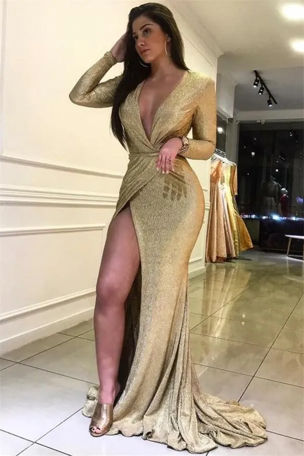 Robe de bal élégante à manches longues et col en V avec fente haute et paillettes dorées scintillantes